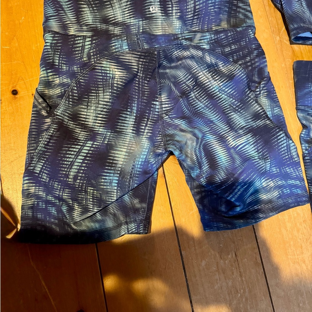 Lululemon Blue-patterned leggings top and shorts set - Picture 11 of 12
